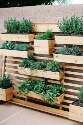 Aménagement support bois pour plantes sur le mur d'un balcon