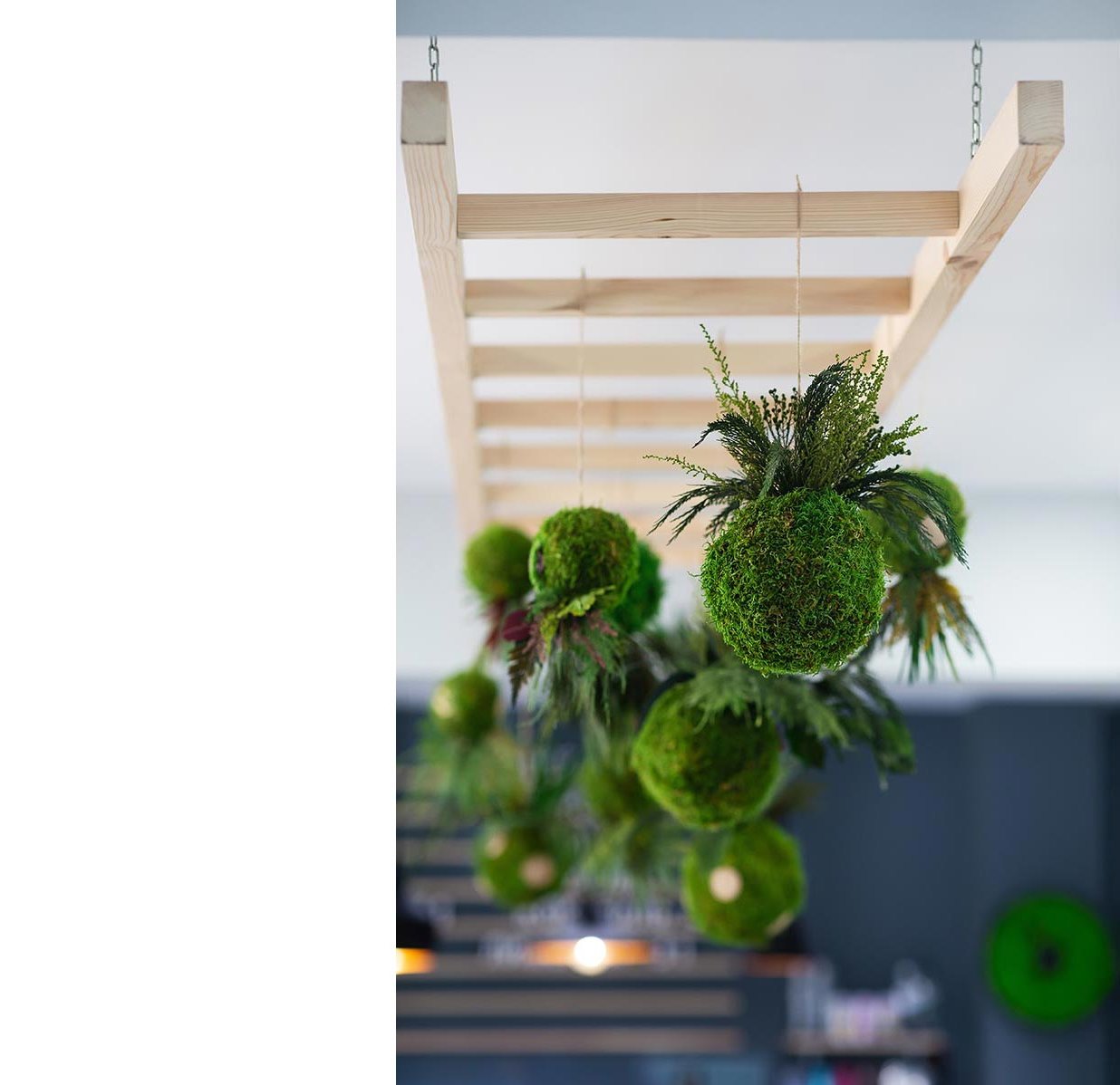 Suspension florale pour plafond sur un balcon