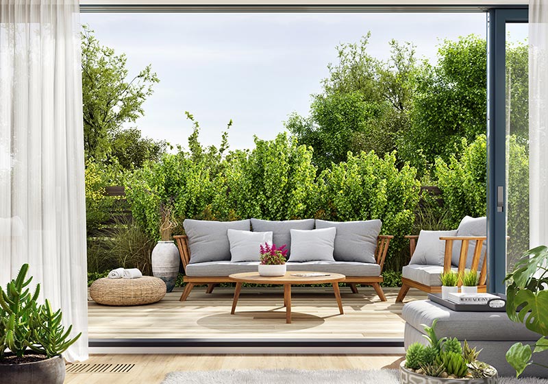 Aménagement d'une ambiance mobilier bois et végétal sur une terrasse