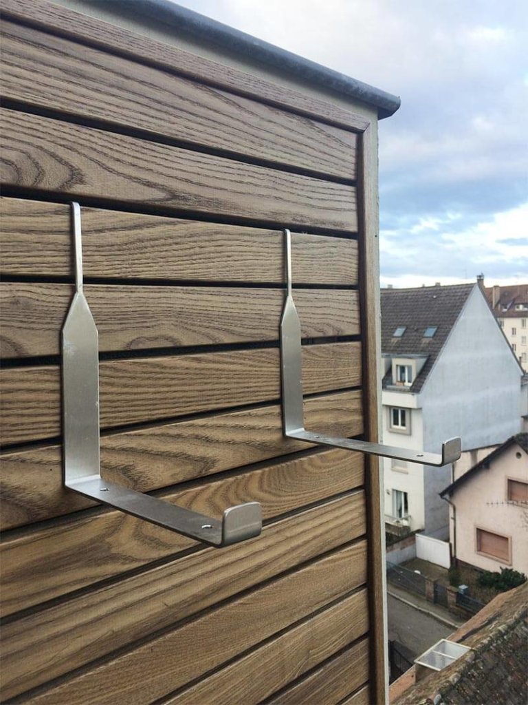 Aménagement d'un mur de balcon bardage bois