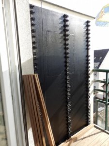 Habillage d'un mur de balcon avec latte en bois