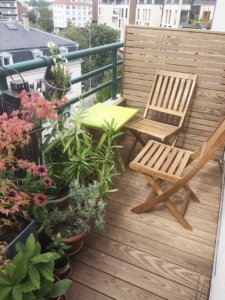 Table et chaises sur un petit balcon