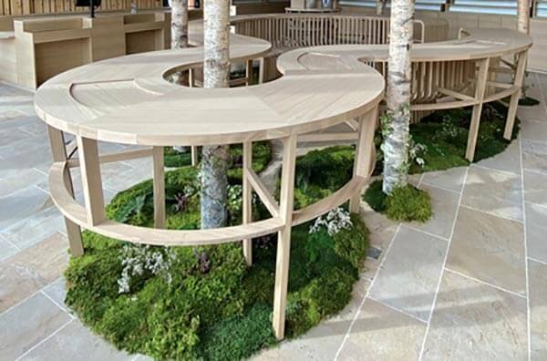 Aménagement d'une terrasse table bois courbe
