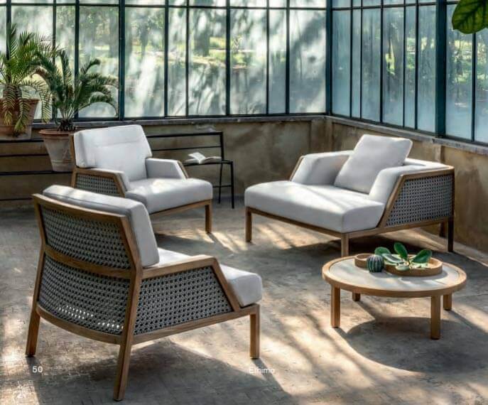 Aménagement de rooftop avec mobilier extérieur fauteuils