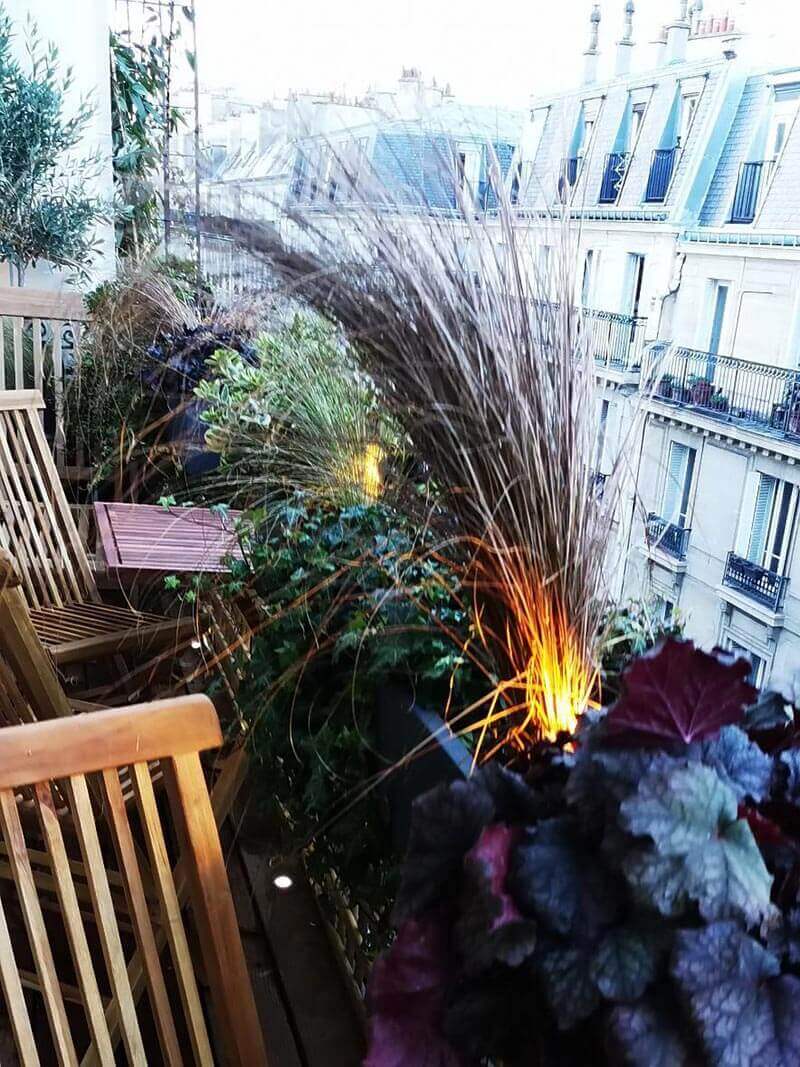 Aménagement de deux balcons haussmanniens avec du mobilier et éclairage à Paris 17e