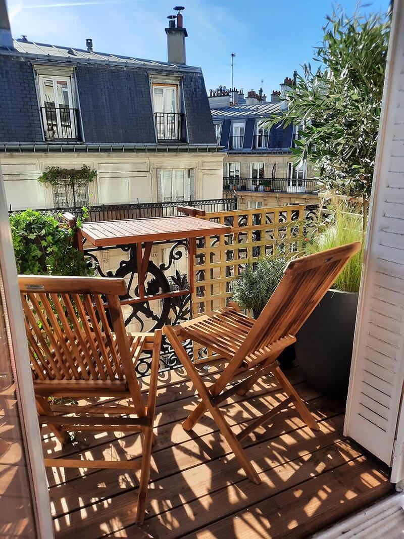 Aménagement de deux balcons haussmanniens avec du mobilier à Paris 17e