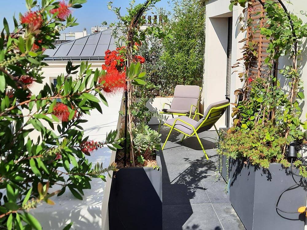 Aménagement coin lecture extérieur sur une terrasse en longueur à Levallois-Perret près de Paris
