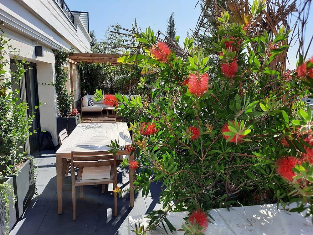 Aménagement coin repas extérieur sur une terrasse en longueur à Levallois-Perret près de Paris