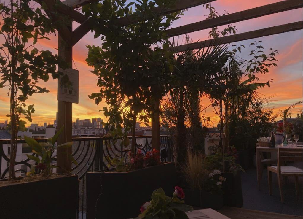 Coucher de Soleil sur une terrasse en longueur à Levallois-Perret près de Paris