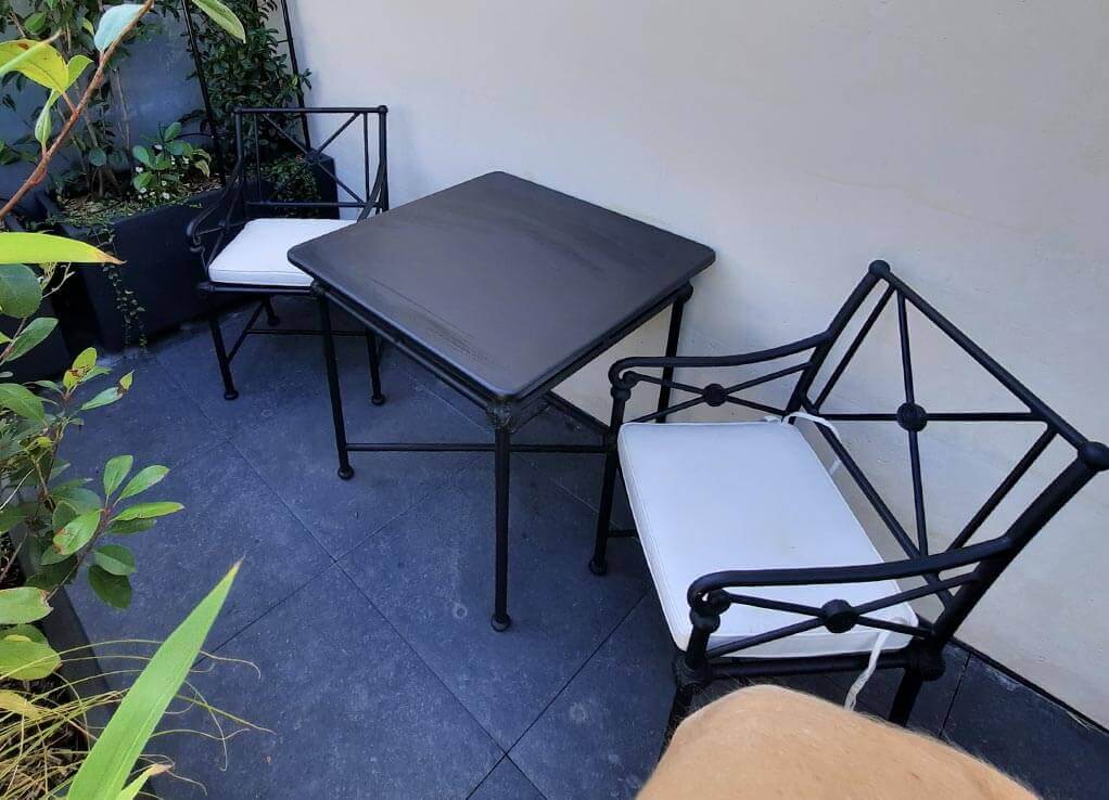 Mobilier extérieur en métal sur une terrasse en longueur à Levallois-Perret près de Paris