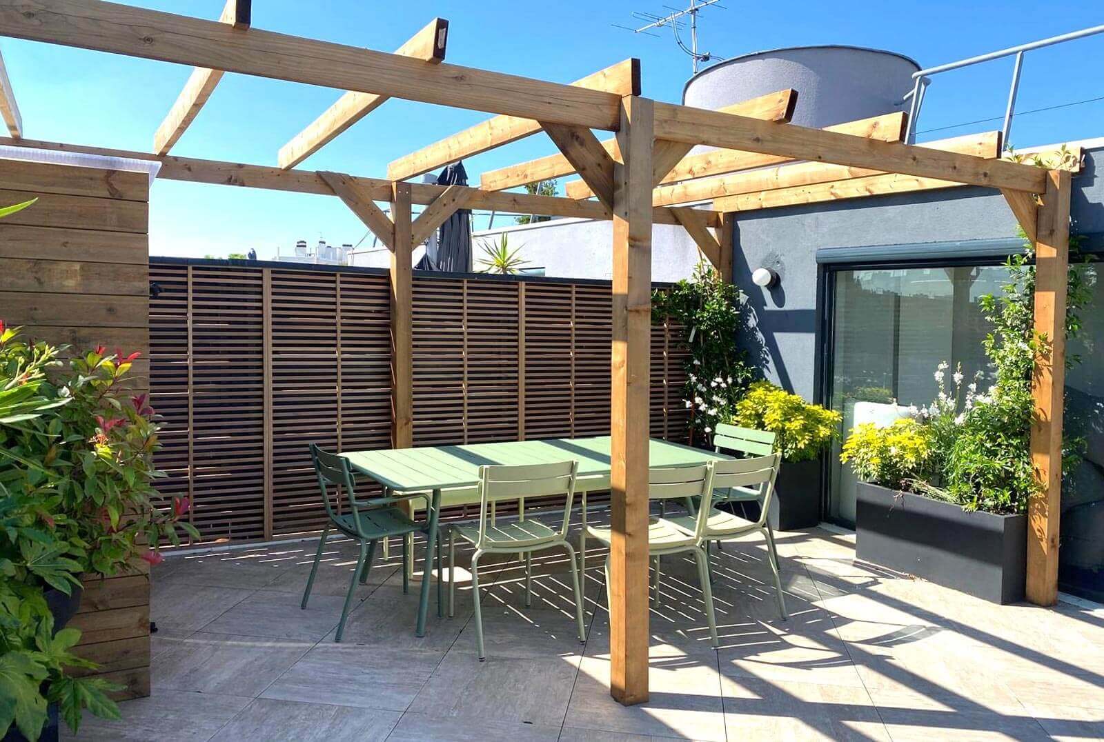 Pergola salle à manger extérieure d'un Aménagement extérieur d'un grand rooftop à Montrouge