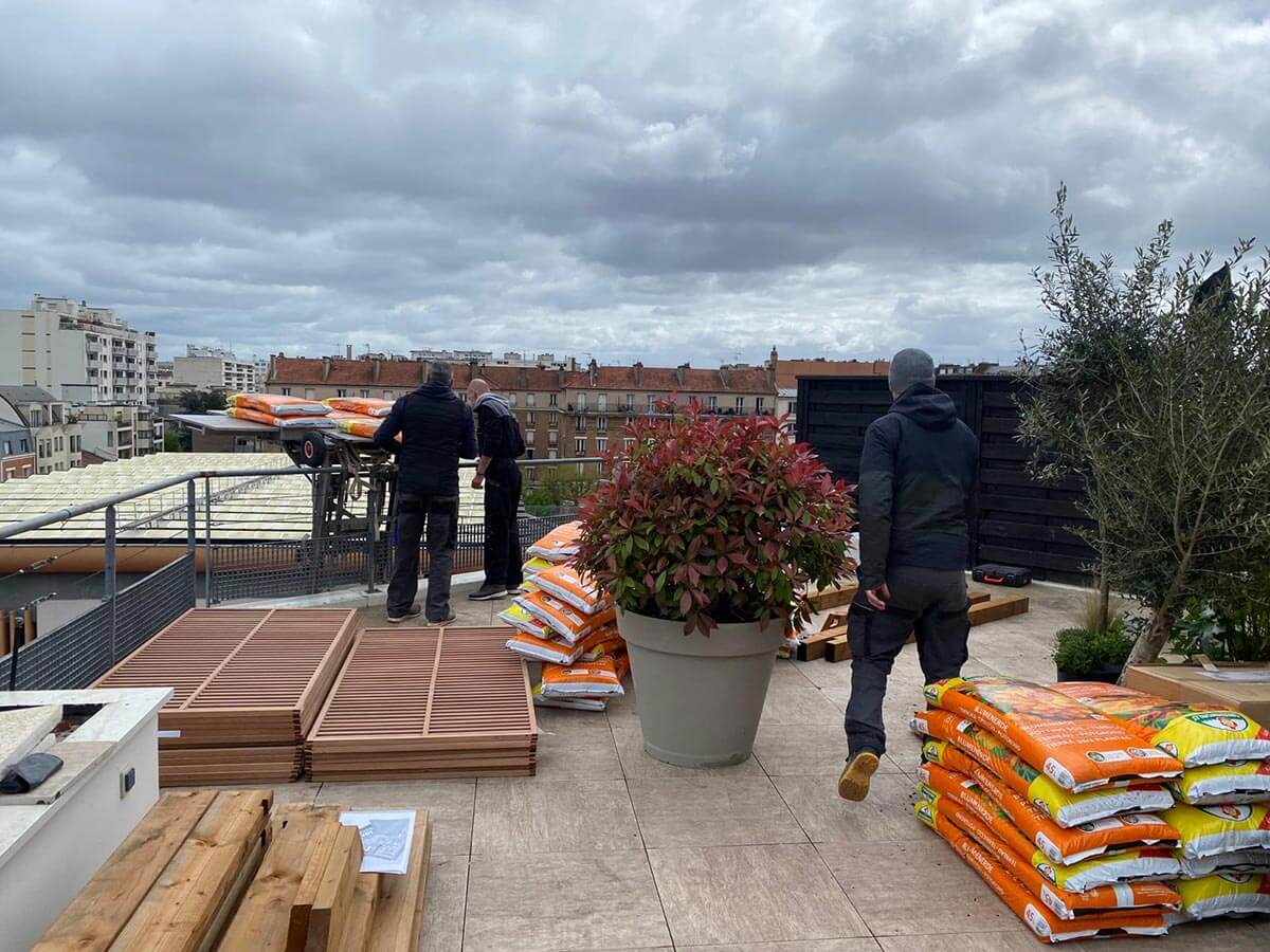 Livraison de matériau pour un Aménagement extérieur d'un grand rooftop à Montrouge